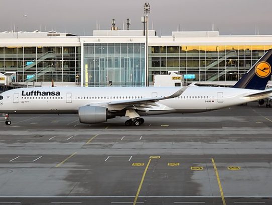 Lufthansa,_D-AIXD,_Airbus_A350-941_(49580417673)