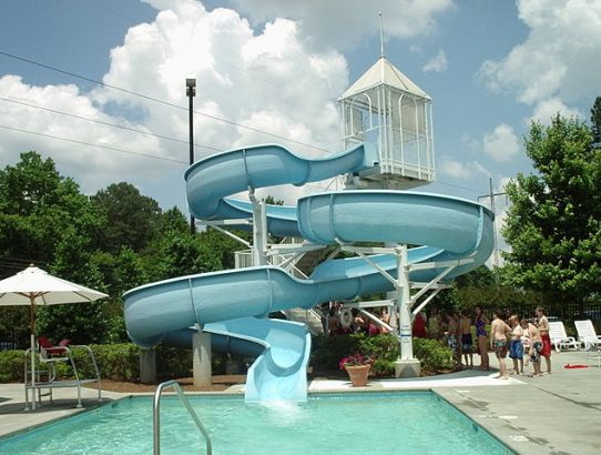 640px-Water_slide_and_pool
